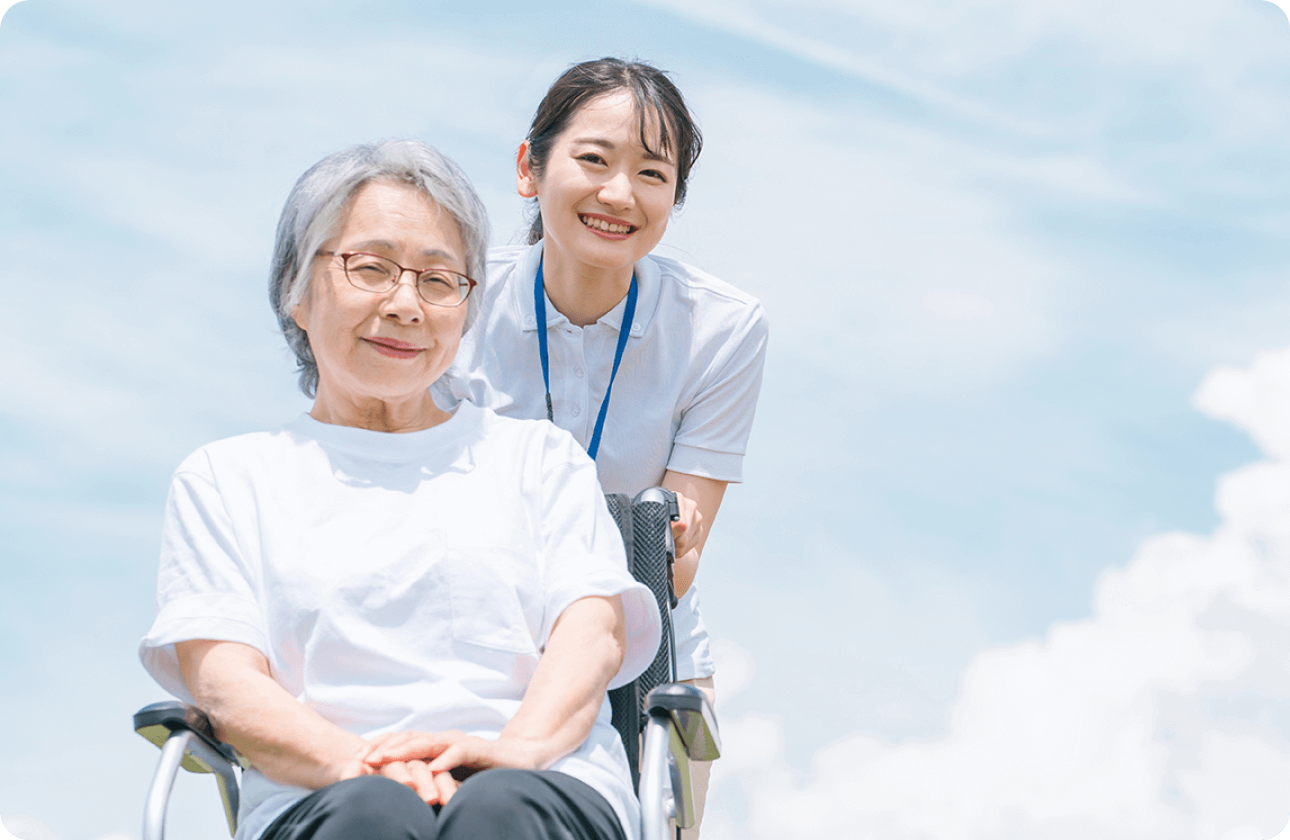 車椅子を押す人