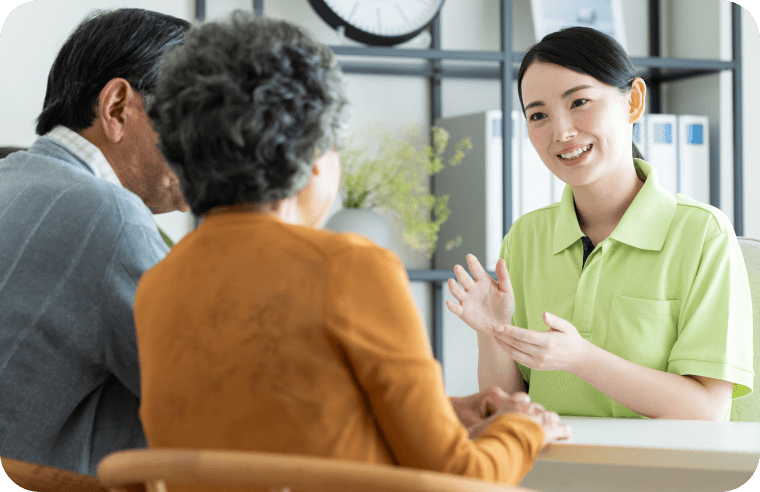 説明を受ける夫婦