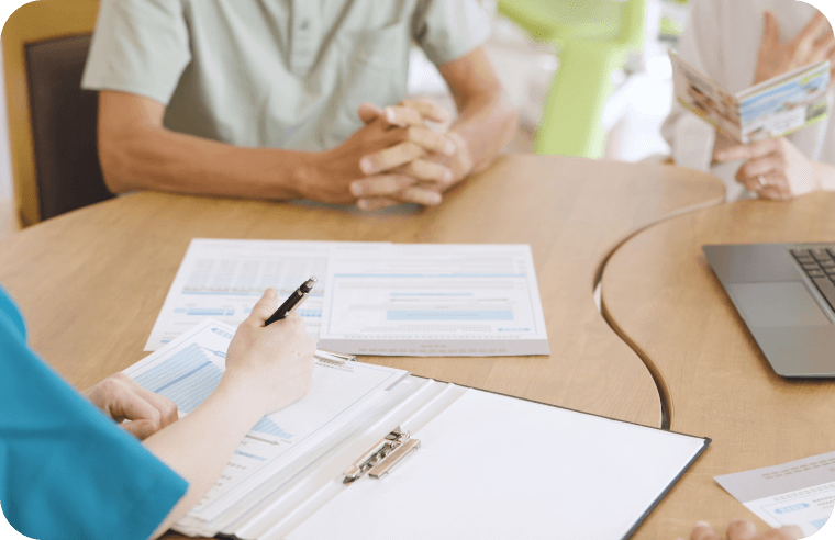 説明を受ける夫婦